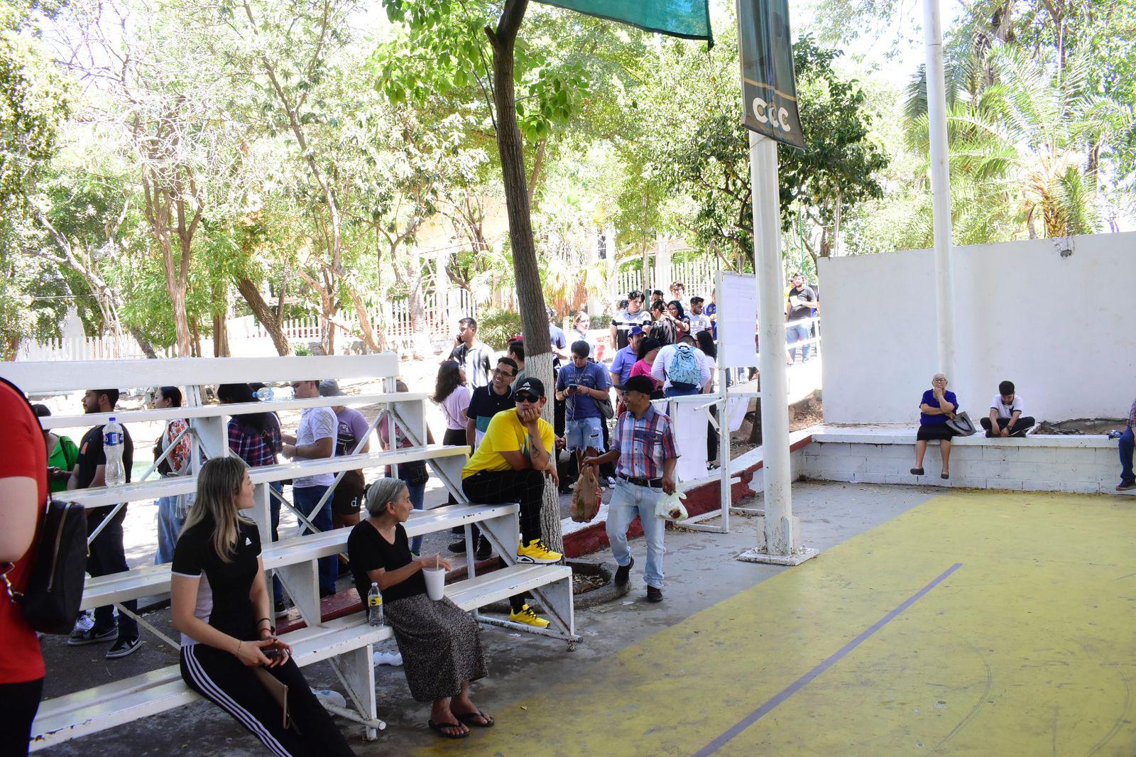 $!Cientos de personas esperan emitir su voto en Centro Cívico Constitución; quedan la mitad de boletas