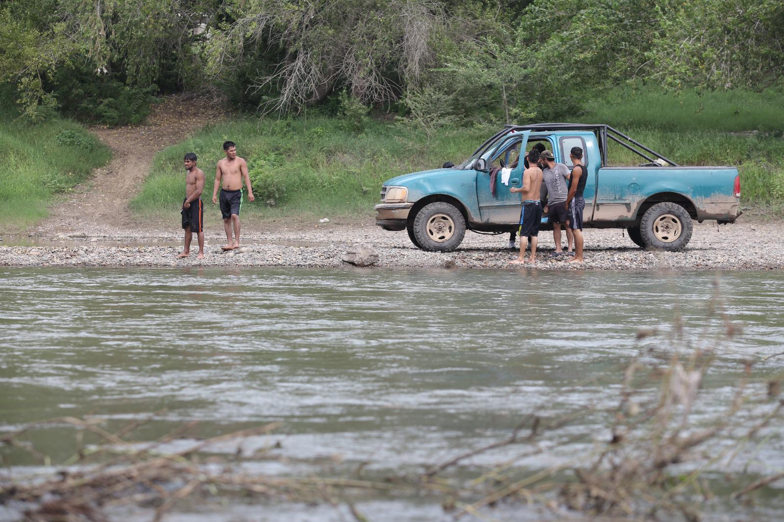 $!Bañistas aprovechan el alto caudal del Río Presidio para refrescarse