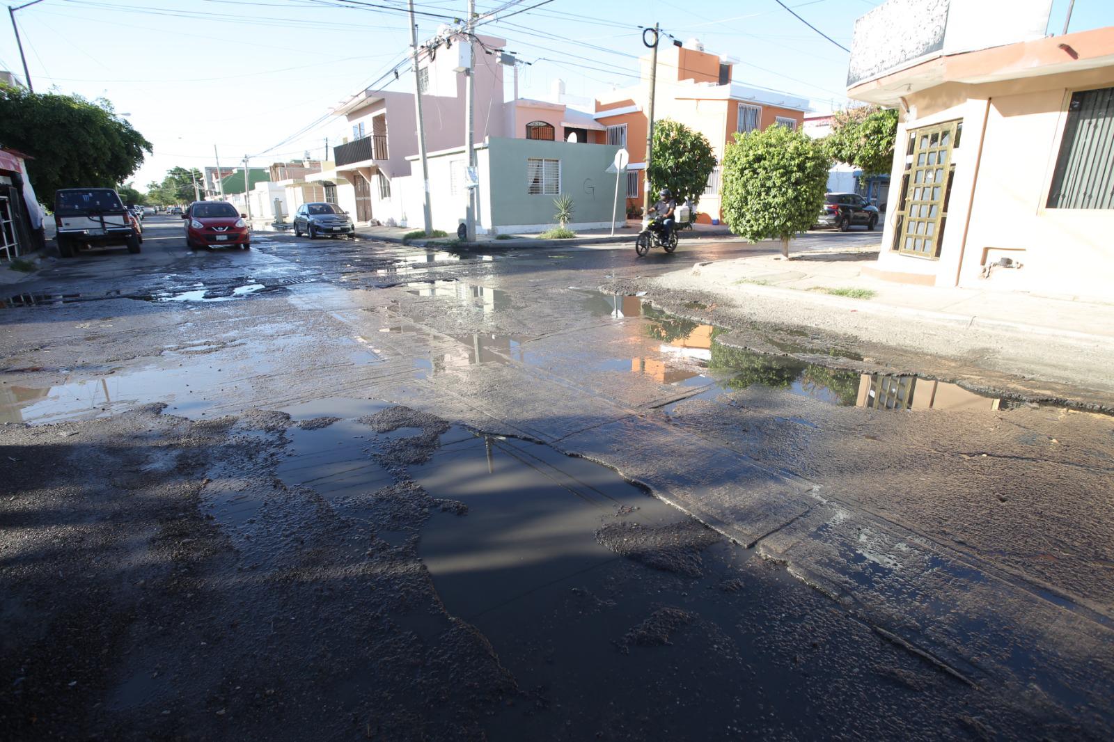 $!Exigen en el Infonavit Playas resolver fugas de aguas negras y potable