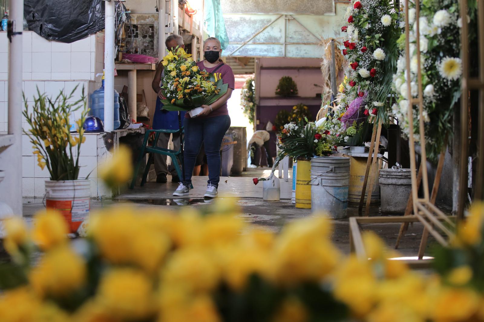 $!Claudia recibe sus flores amarillas tras ganar concurso de Noroeste