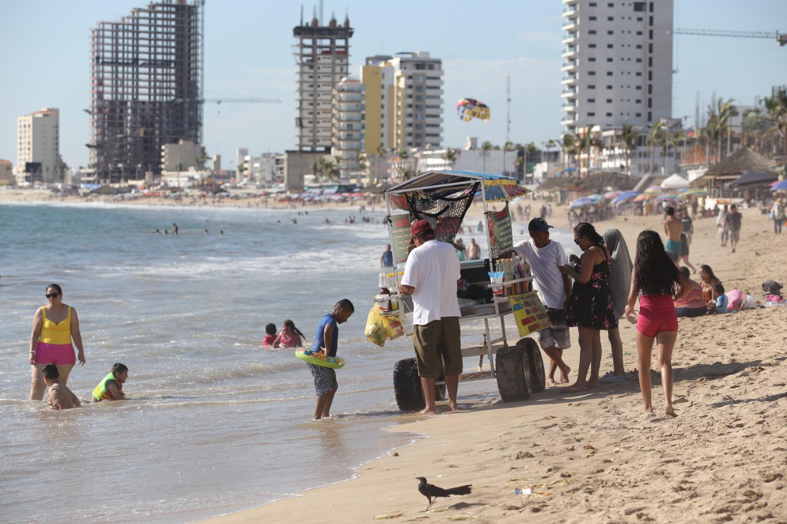 $!Playas de Mazatlán ‘enamoran’ a turistas durante el fin de semana