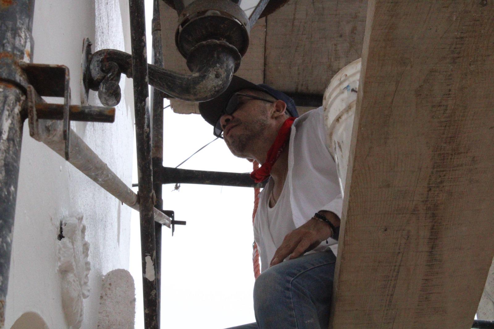 $!El reconocido pintor Sergio Ramírez reviste con su arte los arcos de la sindicatura de Agua Verde