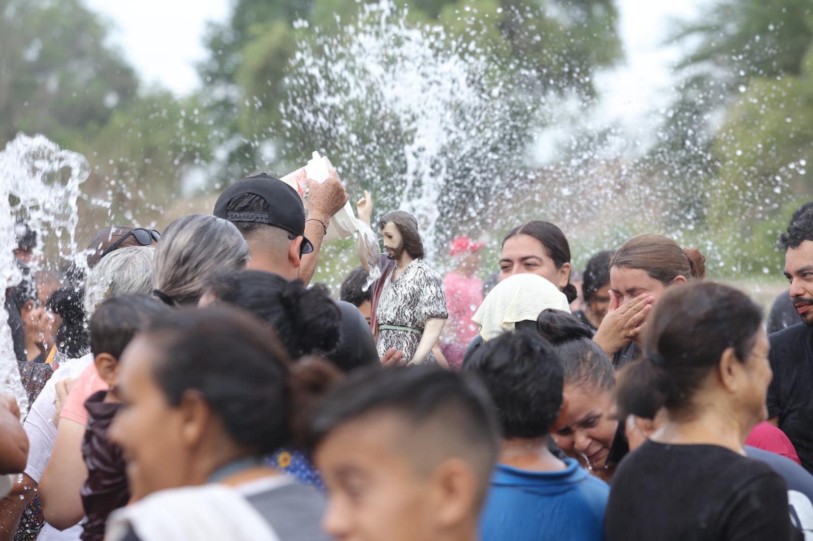 $!Celebran a San Juan Bautista con tradicional baño en Villa Unión