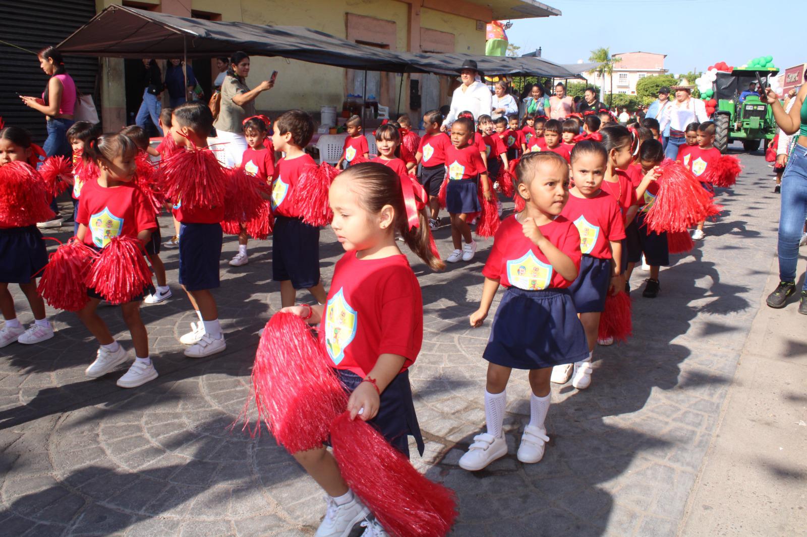 $!Niños de Preescolar de Rosario adelantan festejo revolucionario con desfile y kermés