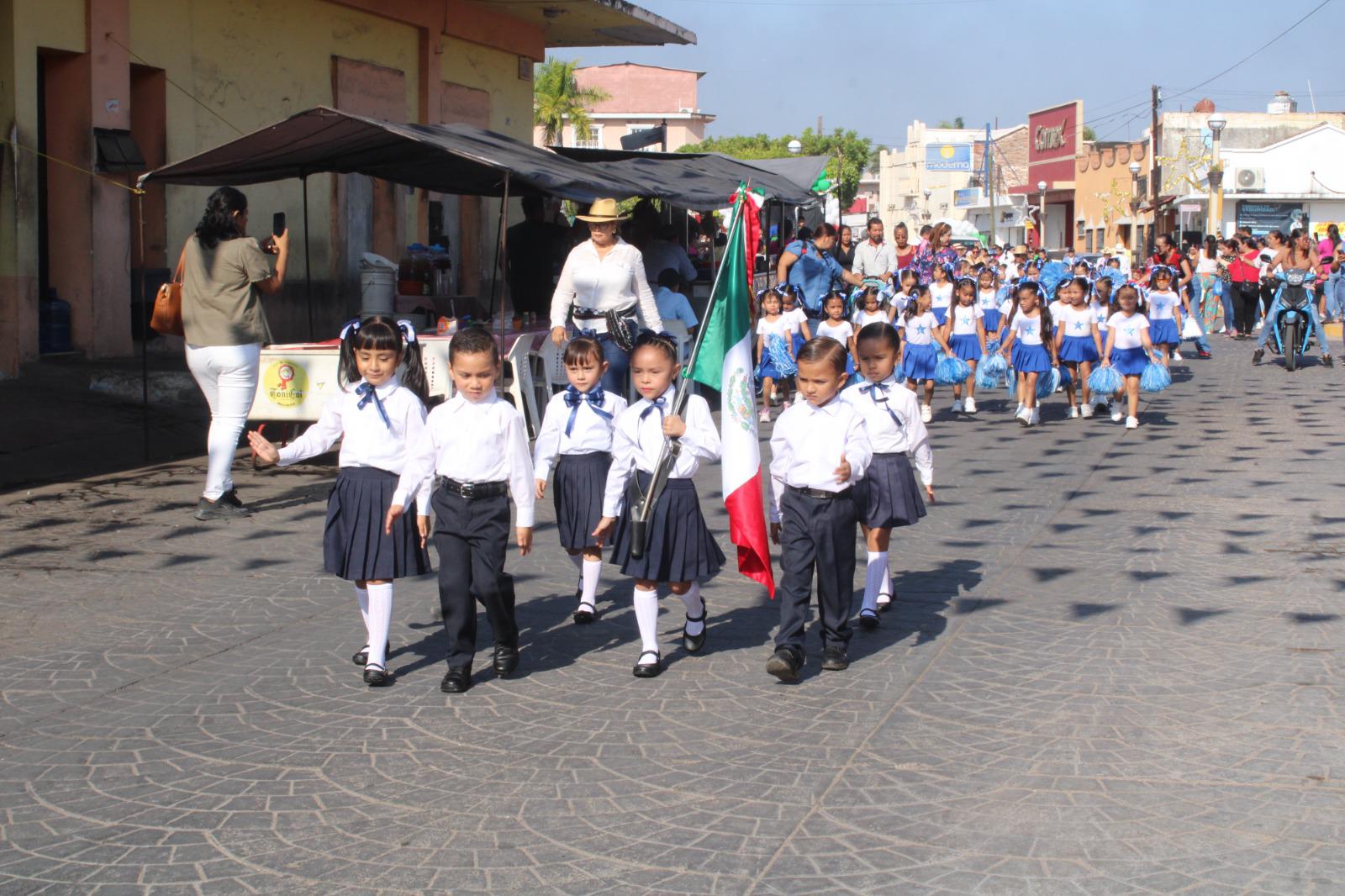 $!Niños de Preescolar de Rosario adelantan festejo revolucionario con desfile y kermés