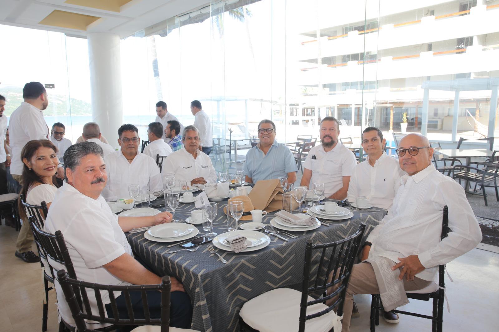 $!Los arquitectos festejaron con un desayuno su día.