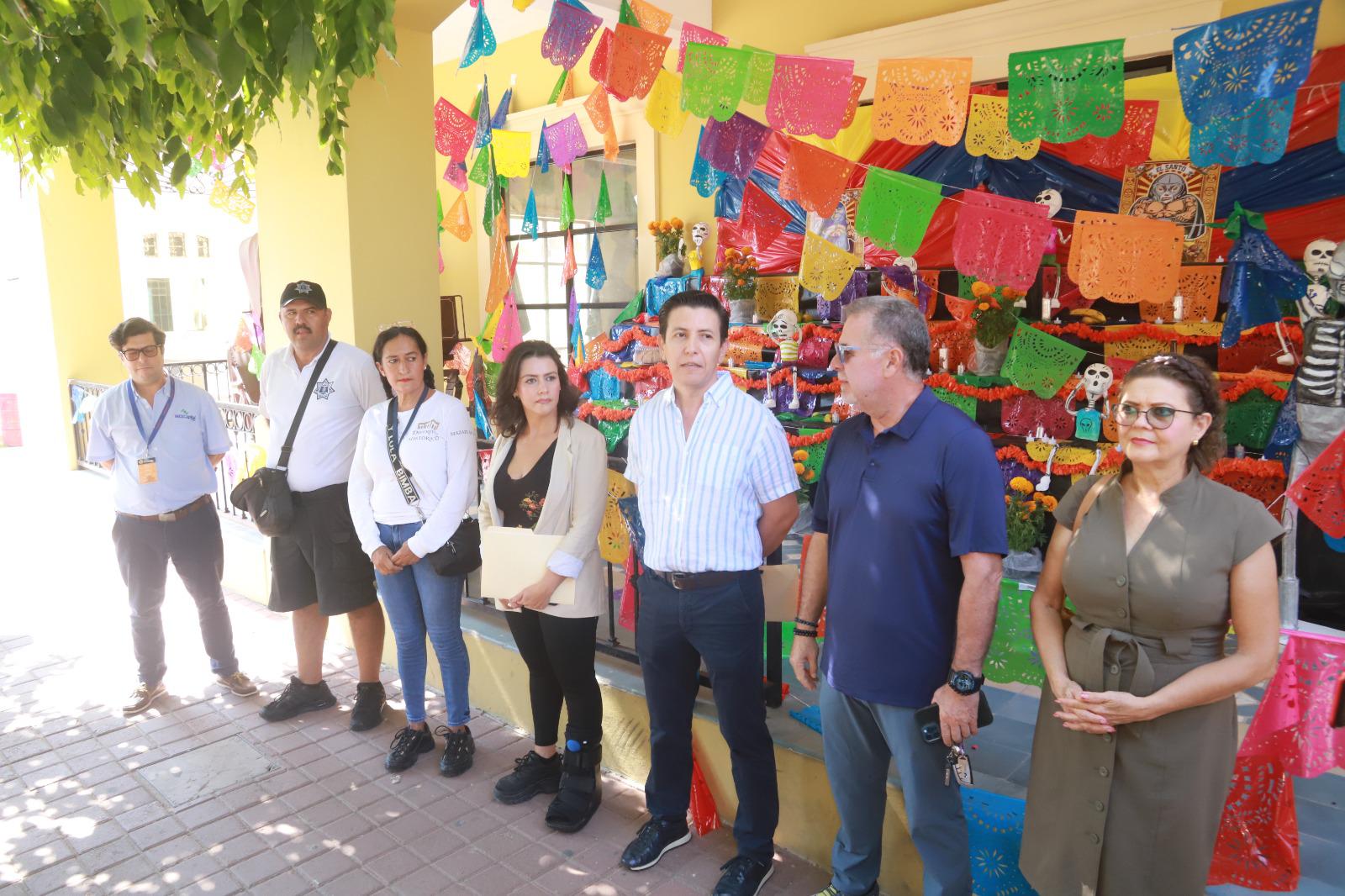 $!Develan placa de inicio de instalación de nomenclaturas y señaléticas en el Centro Histórico de Mazatlán