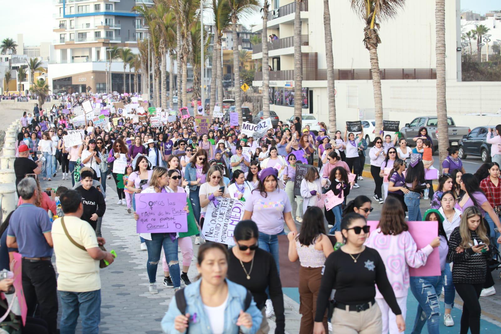 $!En la marcha 8M recuerdan con pase de lista y minuto de ruido a las que ya no pueden alzar la voz