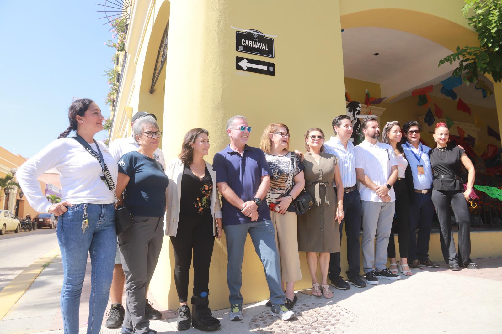 $!Develan placa de inicio de instalación de nomenclaturas y señaléticas en el Centro Histórico de Mazatlán