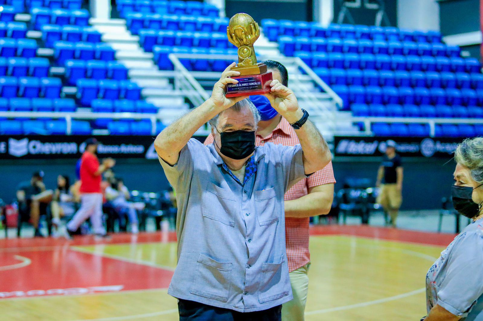 $!Venados Basketball rinde merecido homenaje a Cesáreo Álvarez