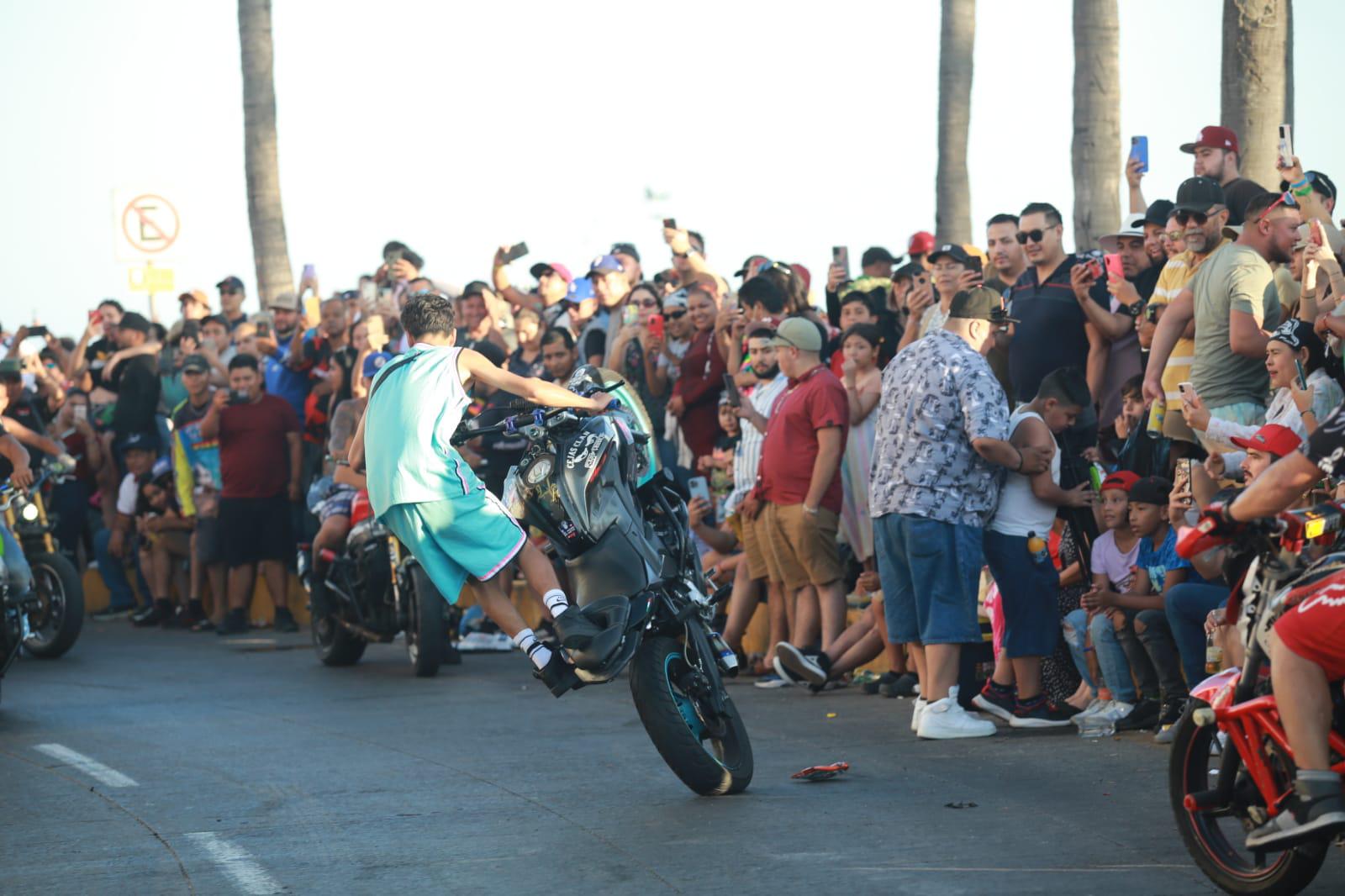 $!Vibra Mazatlán con el desfile de motos por el paseo costero