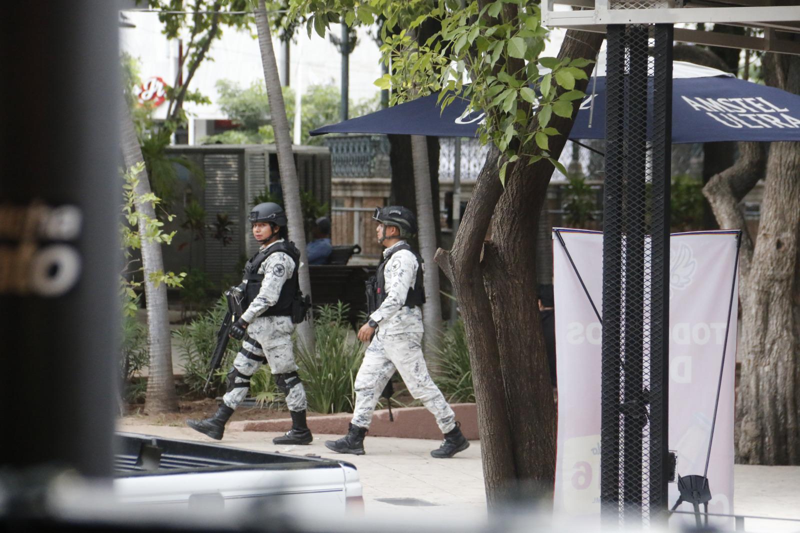 $!Patrulla y vigila la Guardia Nacional en zona Centro y escuelas en Culiacán