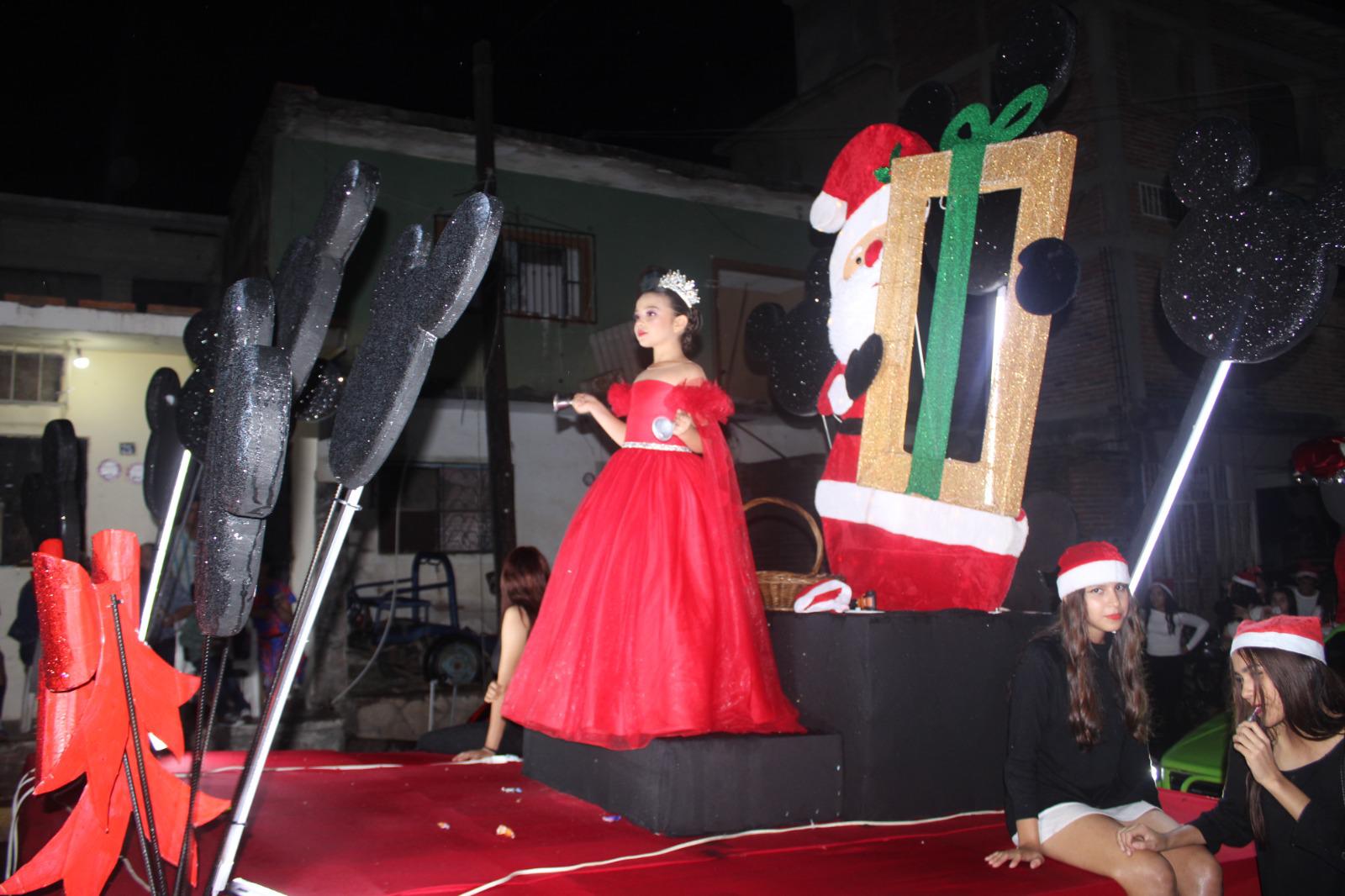 $!Familias rosarenses disfrutan desfile de las luces, gala navideña y encendido del árbol, pese a llovizna