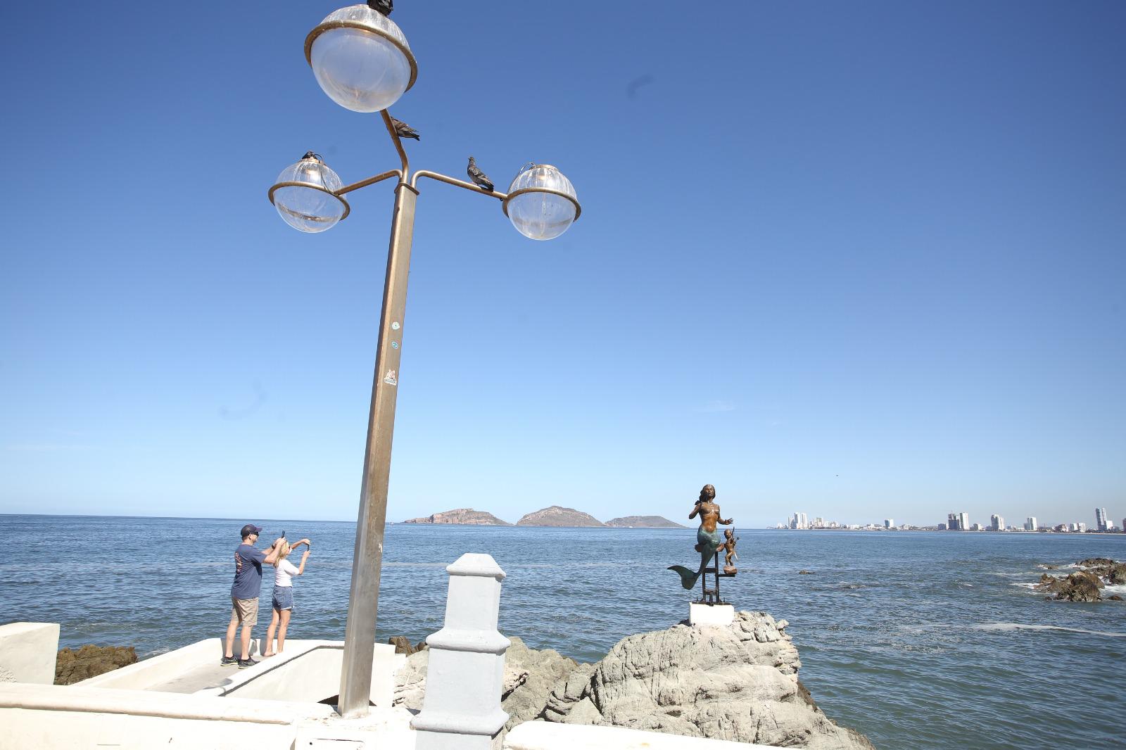 $!Mutilan al cupido de la escultura La Diosa de los Mares, en la Sánchez Taboada