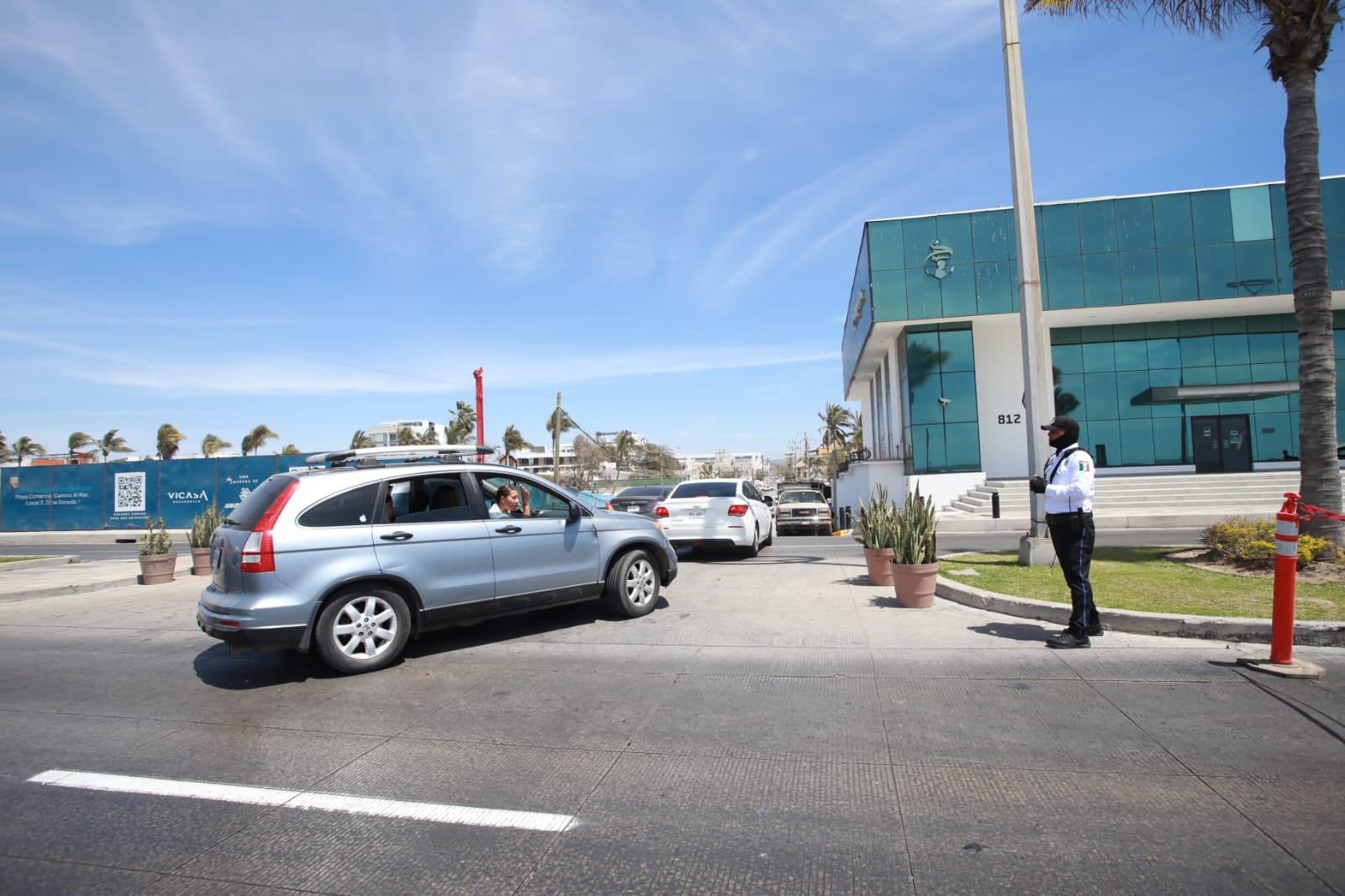 $!Ya está el caos vial por cierre del malecón, ¡sáquele la vuelta!