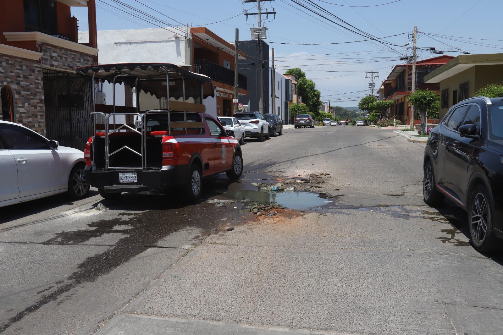 $!Vecinos de Lomas del Mar denuncian colapso de alcantarillas y derrame de aguas negras