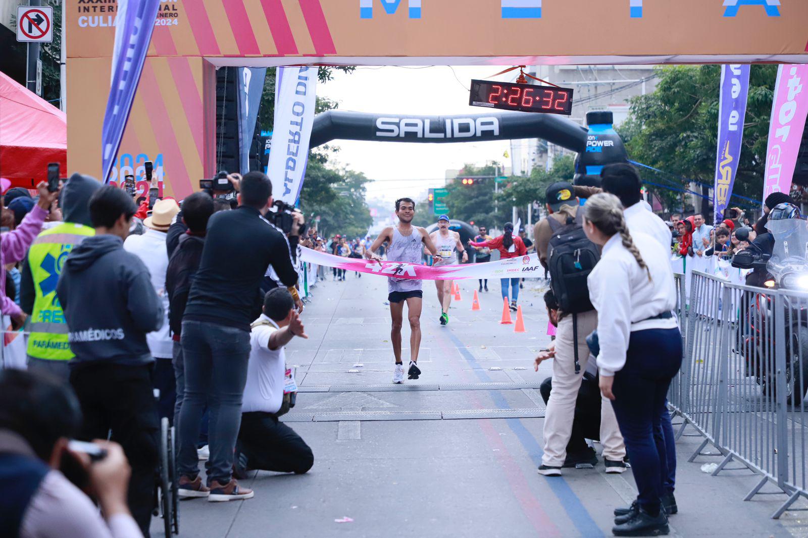 $!¡Muy Valentín! Mazatleco Rendón gana Maratón Internacional de Culiacán