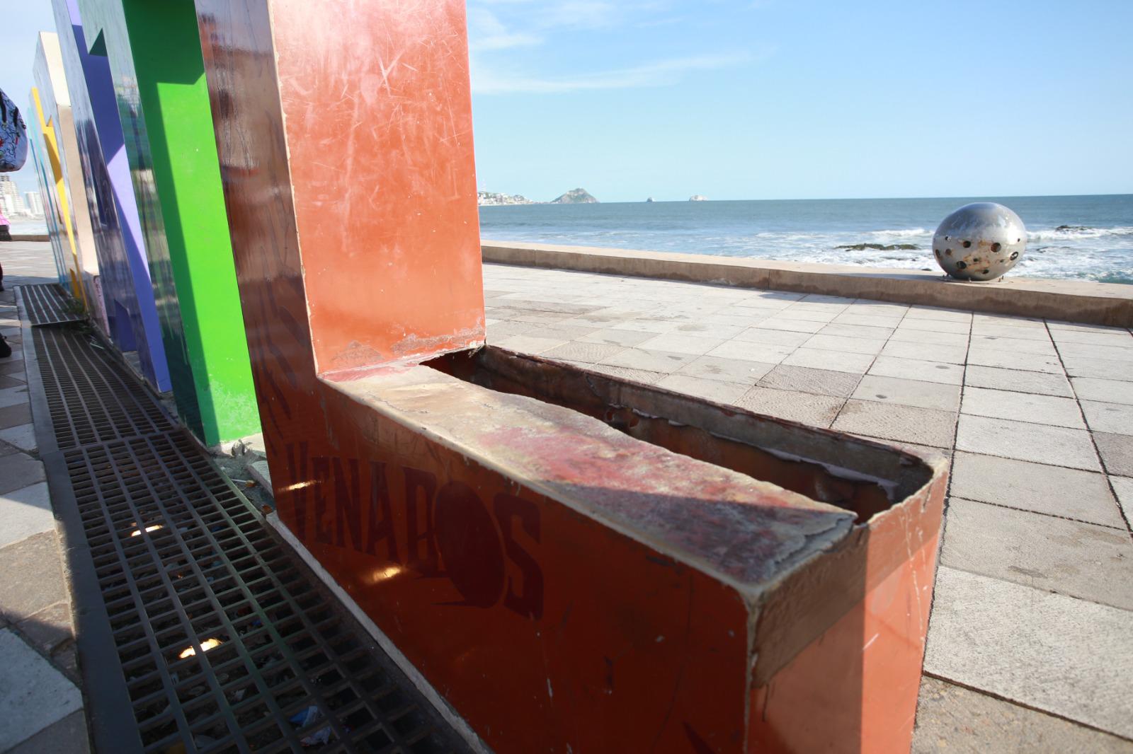 $!Letras de Mazatlán en el malecón lucen con deterioro