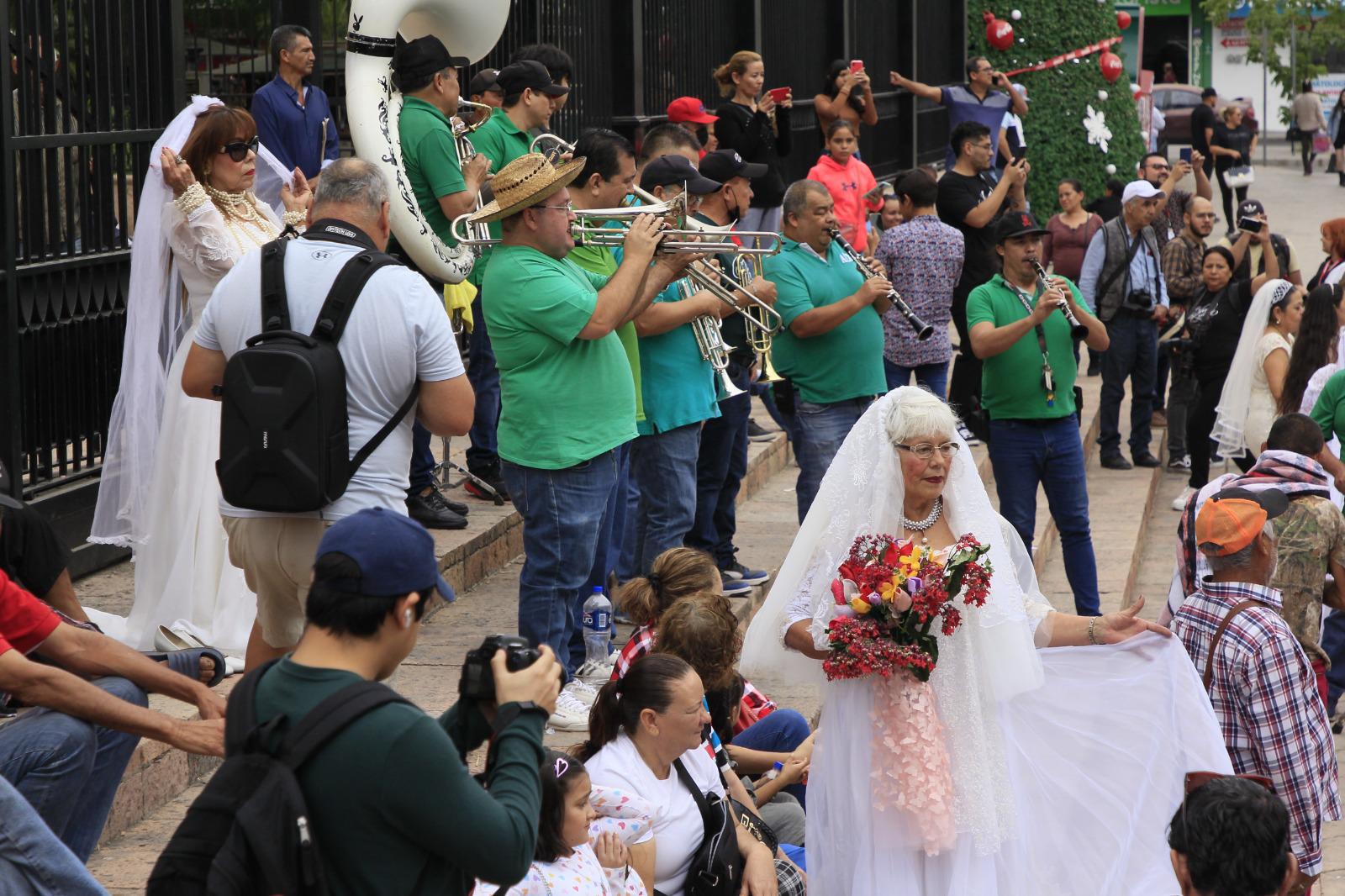 $!Decenas de mujeres recorren las calles de Culiacán vestidas de novia