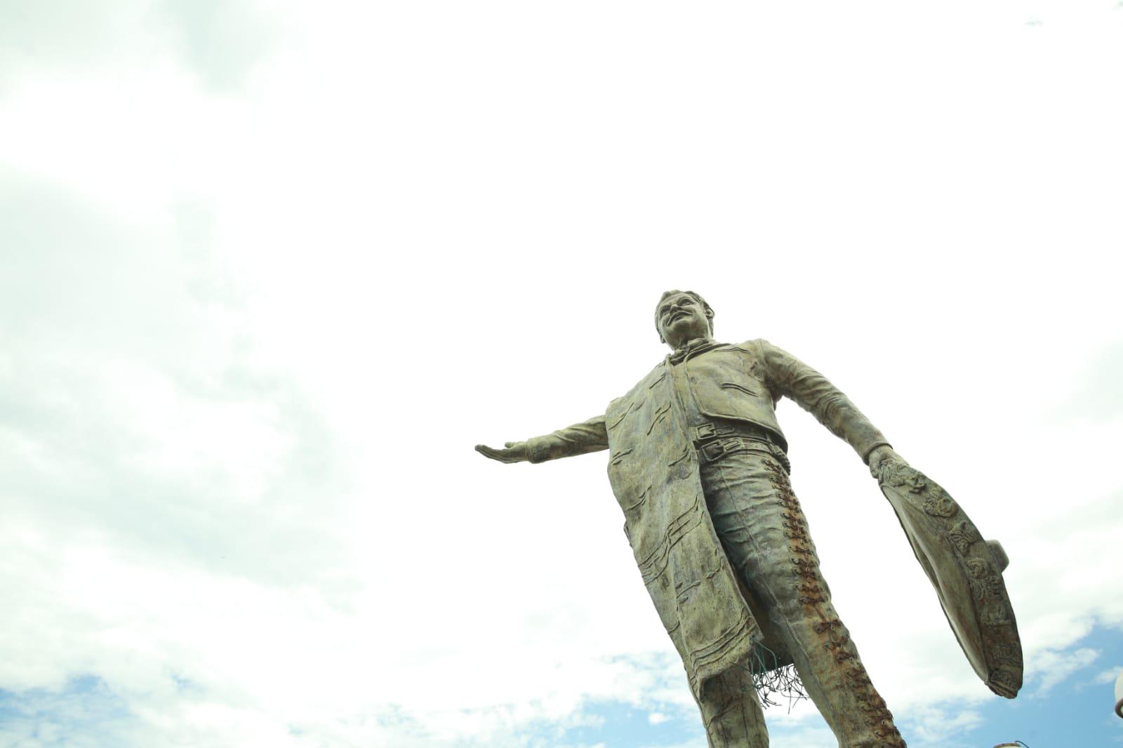 $!Estatua de José Alfredo Jiménez ahora adorna el mirador del corazón en Mazatlán