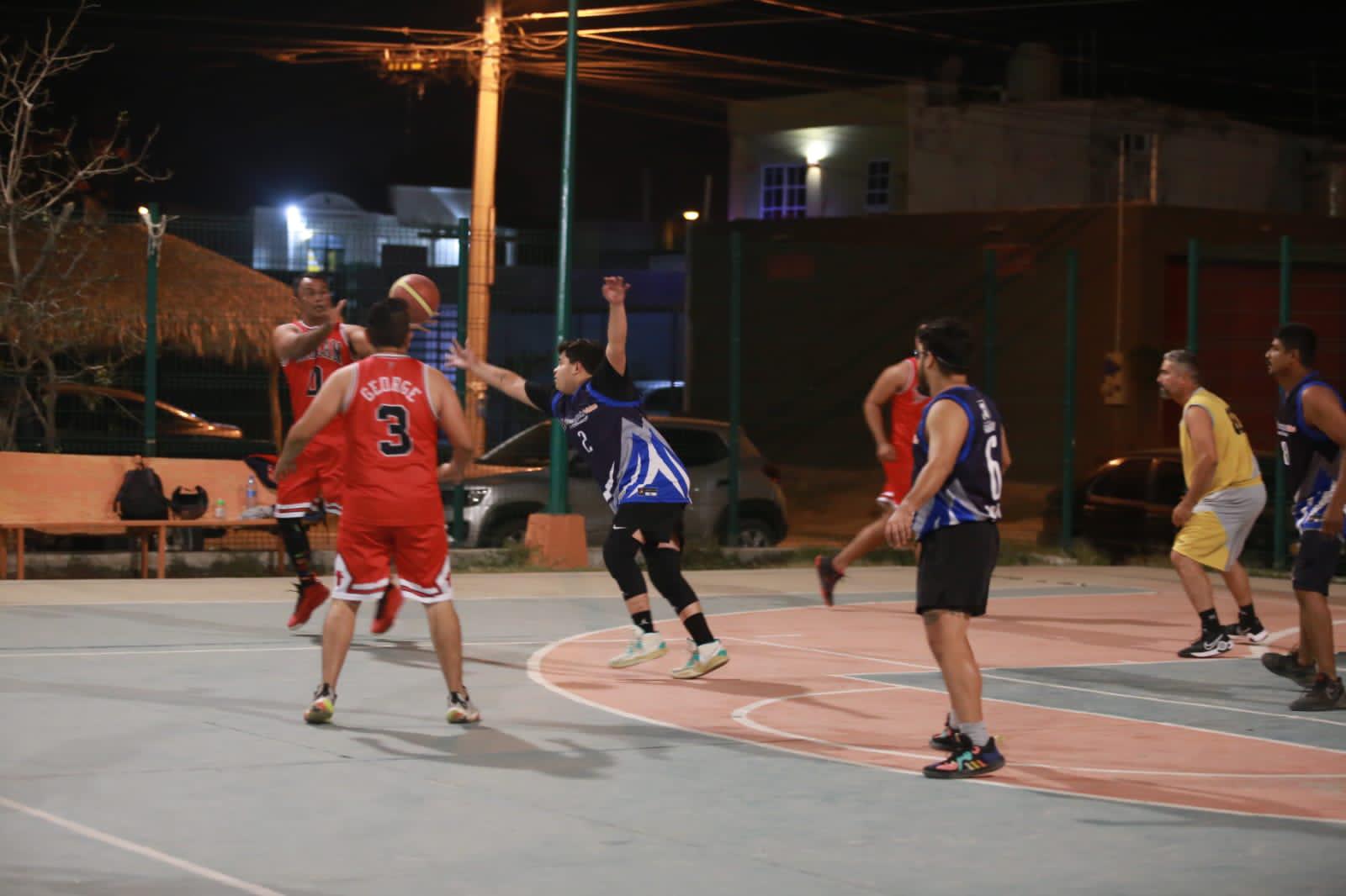 $!Cremería del Bajío supera a susheros en Baloncesto Burócrata