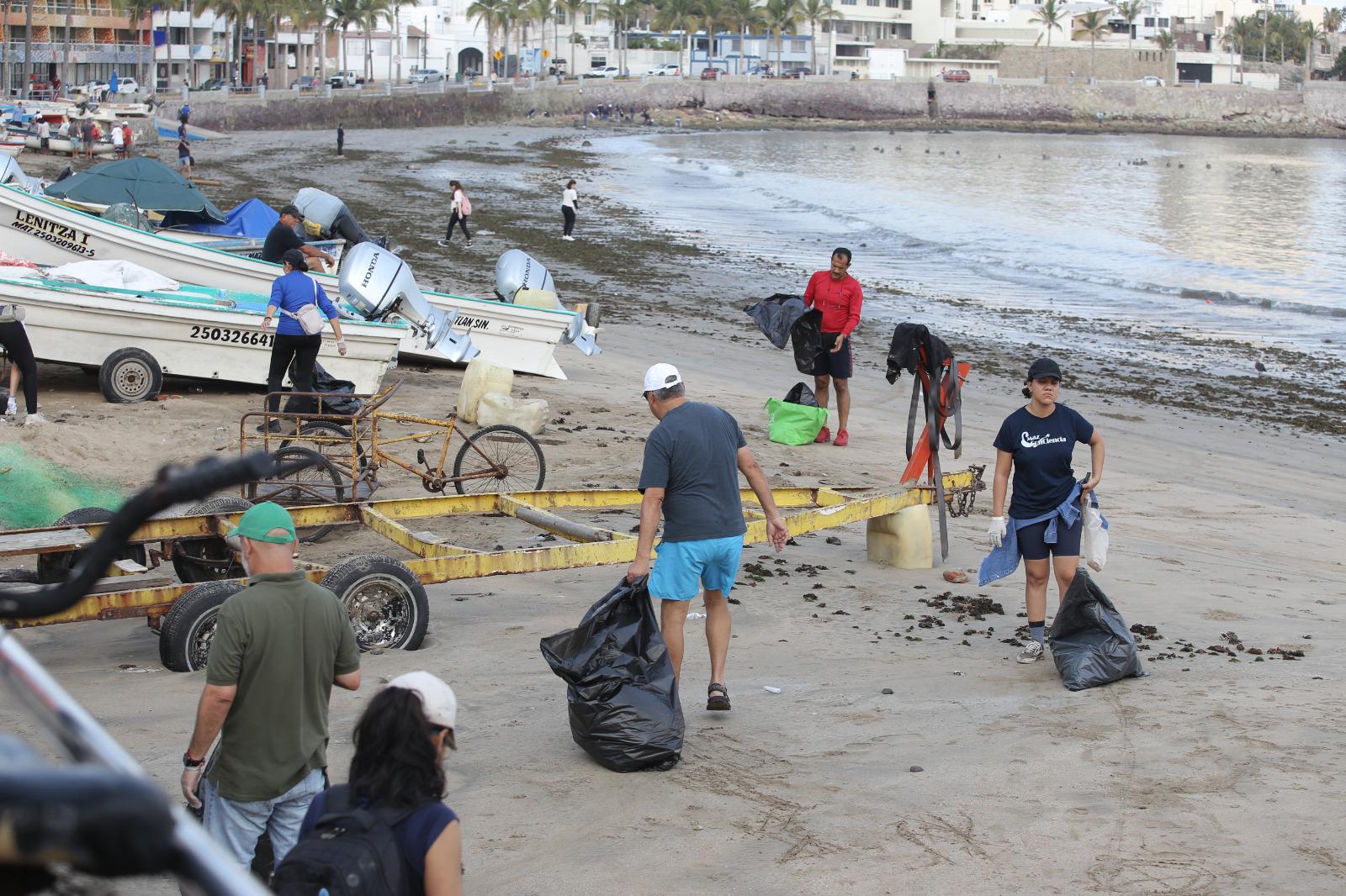 $!Celebran el Día Mundial de los Océanos con mega limpieza de playas, en Mazatlán