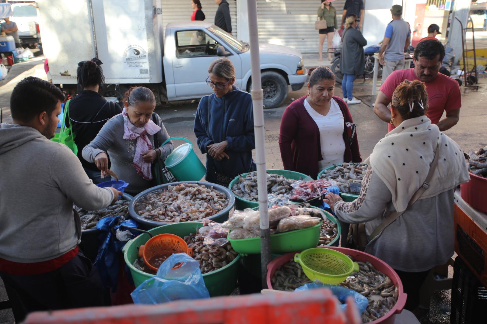 $!Se preparan los mazatlecos con compras para la cena de Año Nuevo