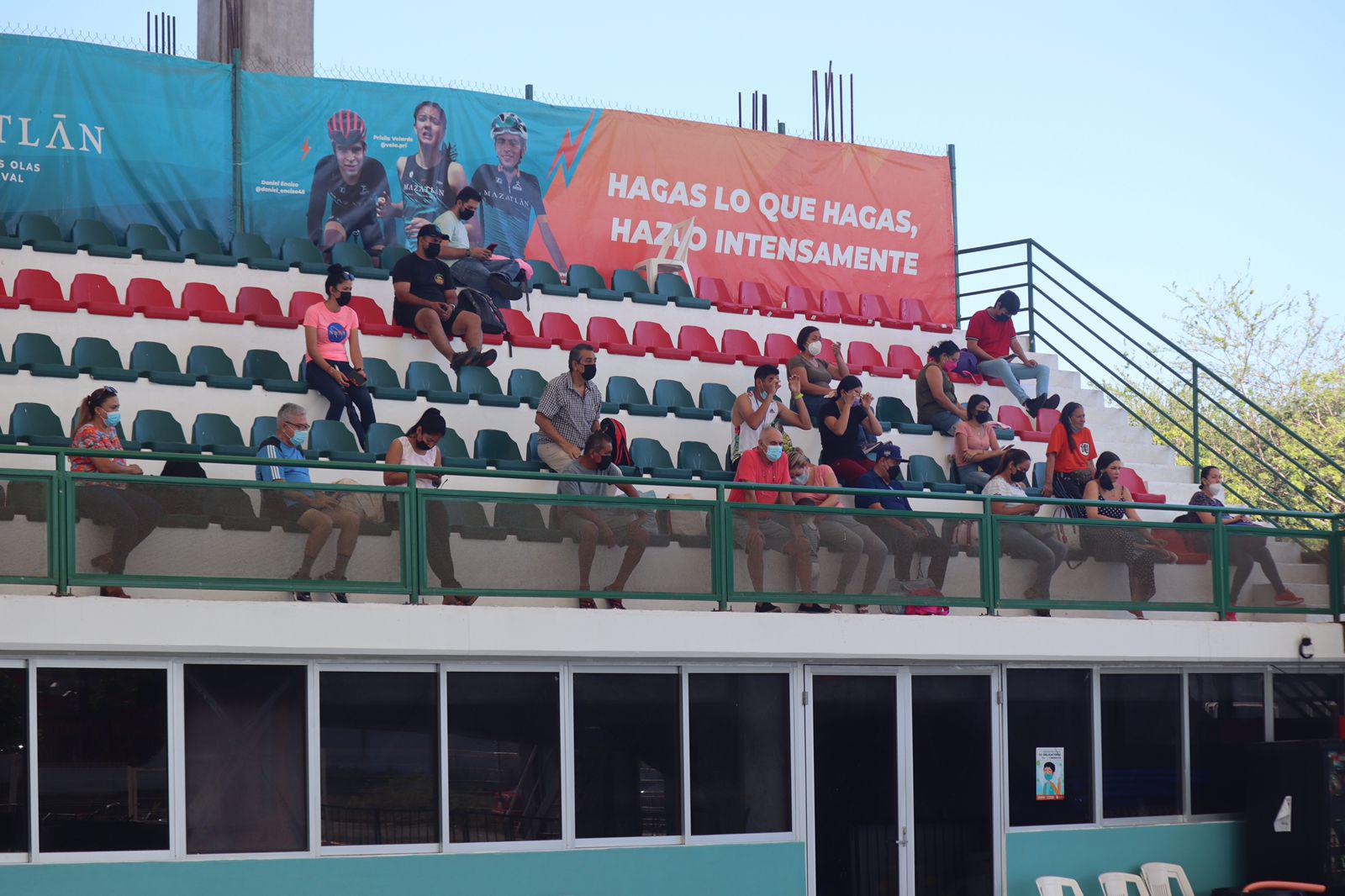 $!Decenas de niños en Mazatlán inician el Curso Intensivo de Natación Infantil