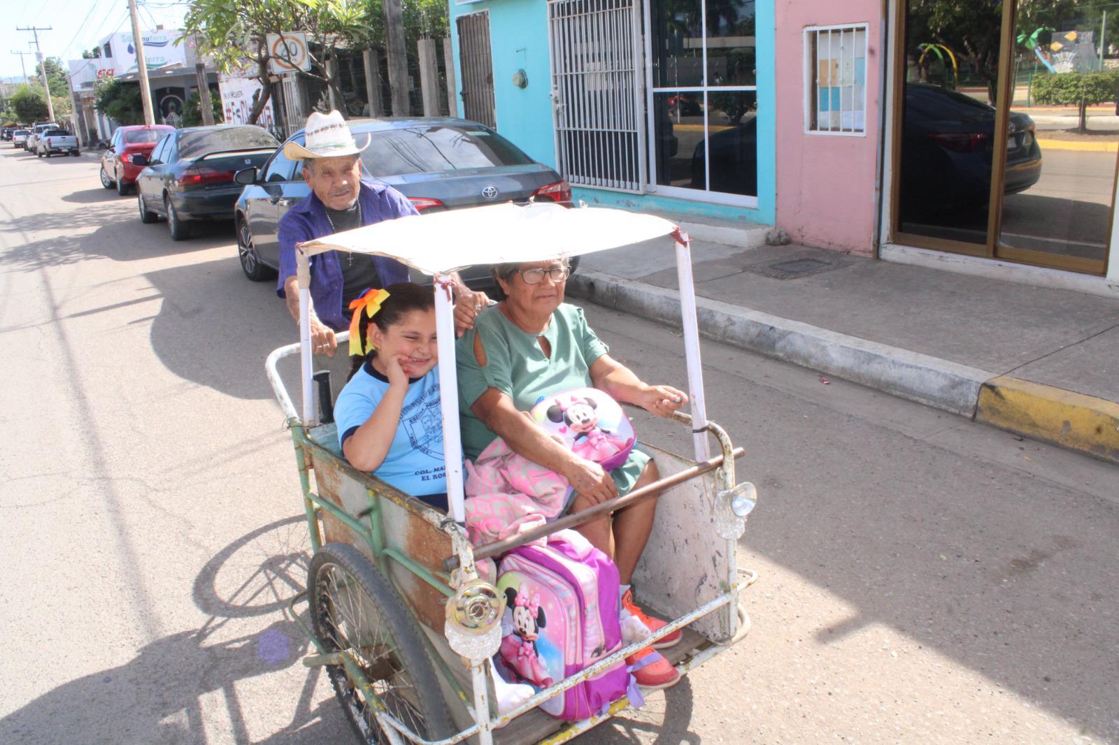 $!Amor de abuelos: el inspirador viaje en triciclo de Juan, Susana y María Natali