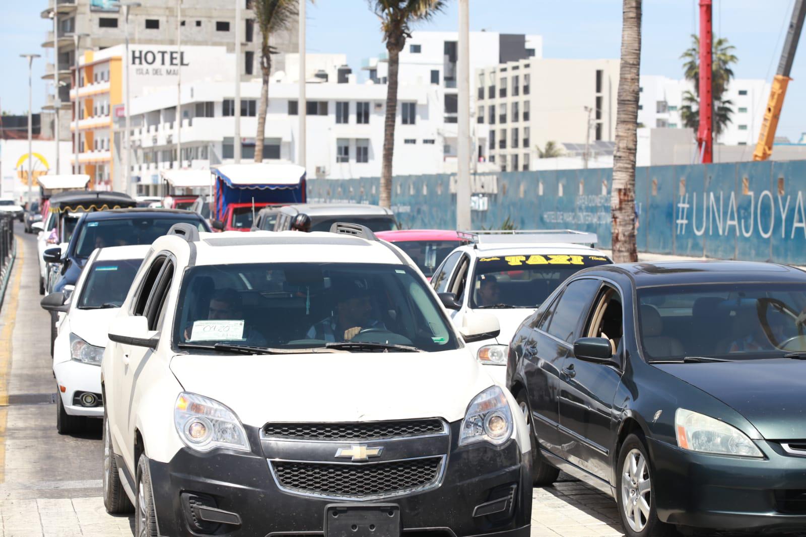 $!Ya está el caos vial por cierre del malecón, ¡sáquele la vuelta!