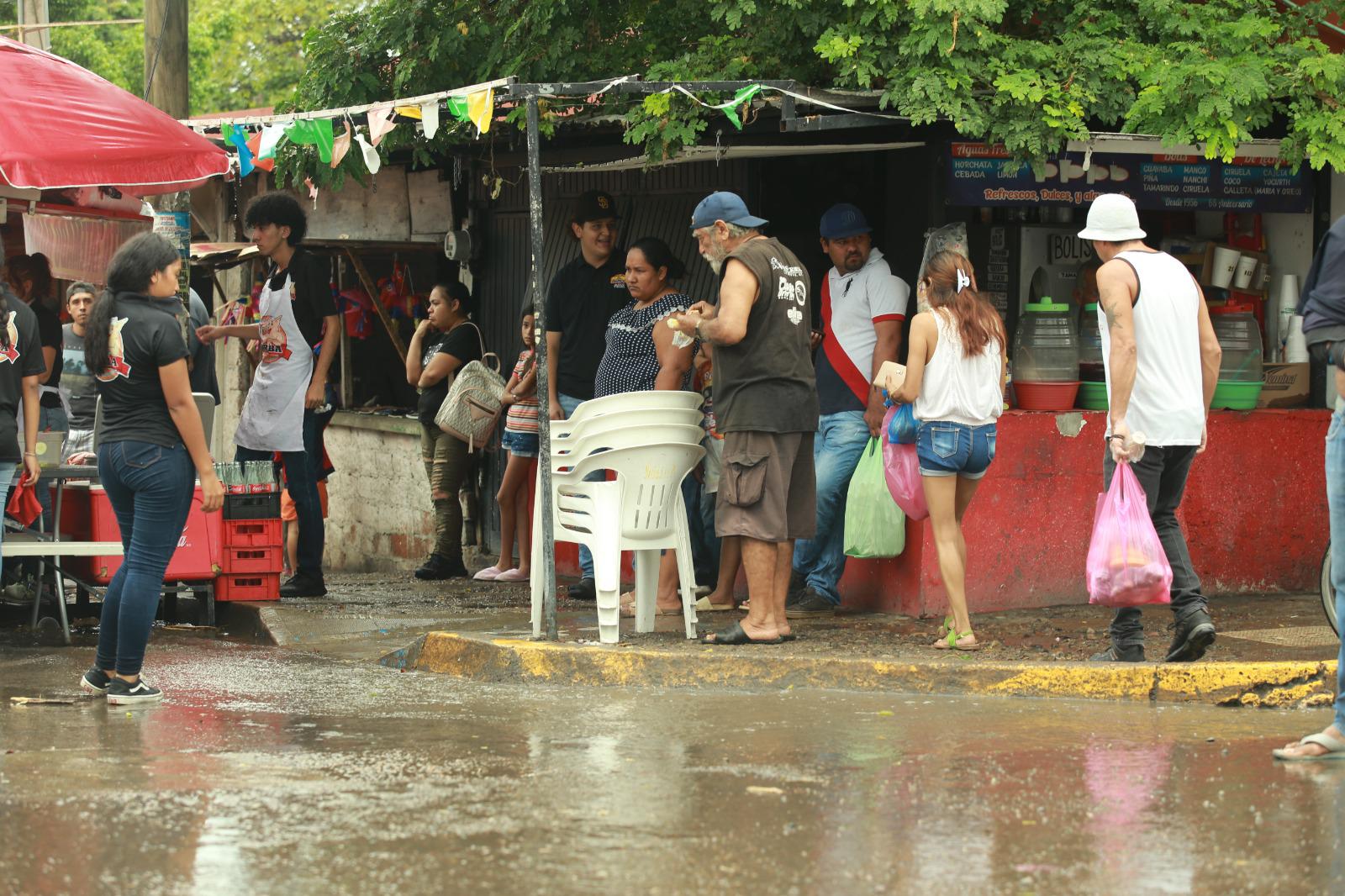 $!Lluvias toman por sorpresa a decenas en el mercado de la Juárez