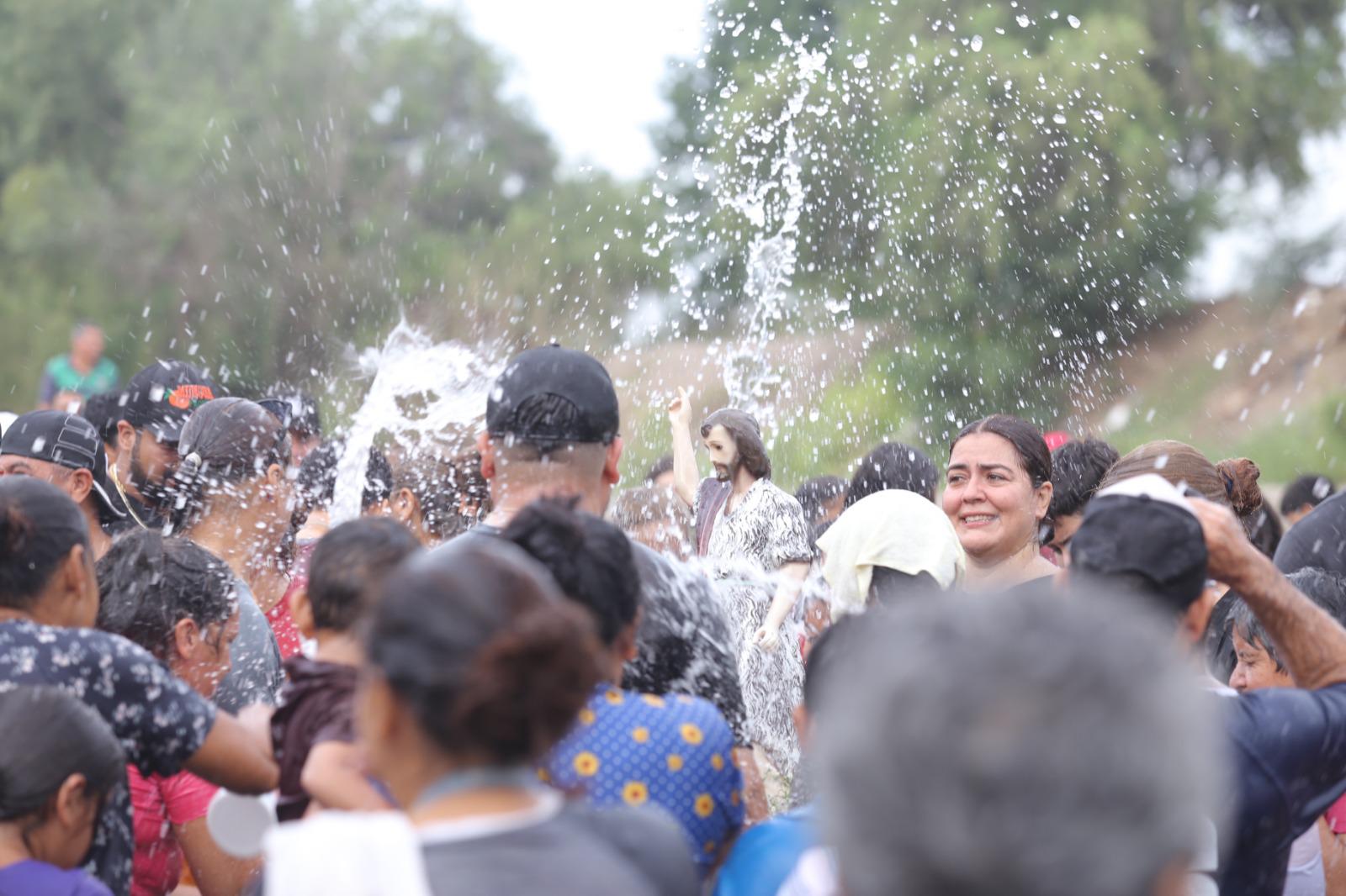 $!Celebran a San Juan Bautista con tradicional baño en Villa Unión