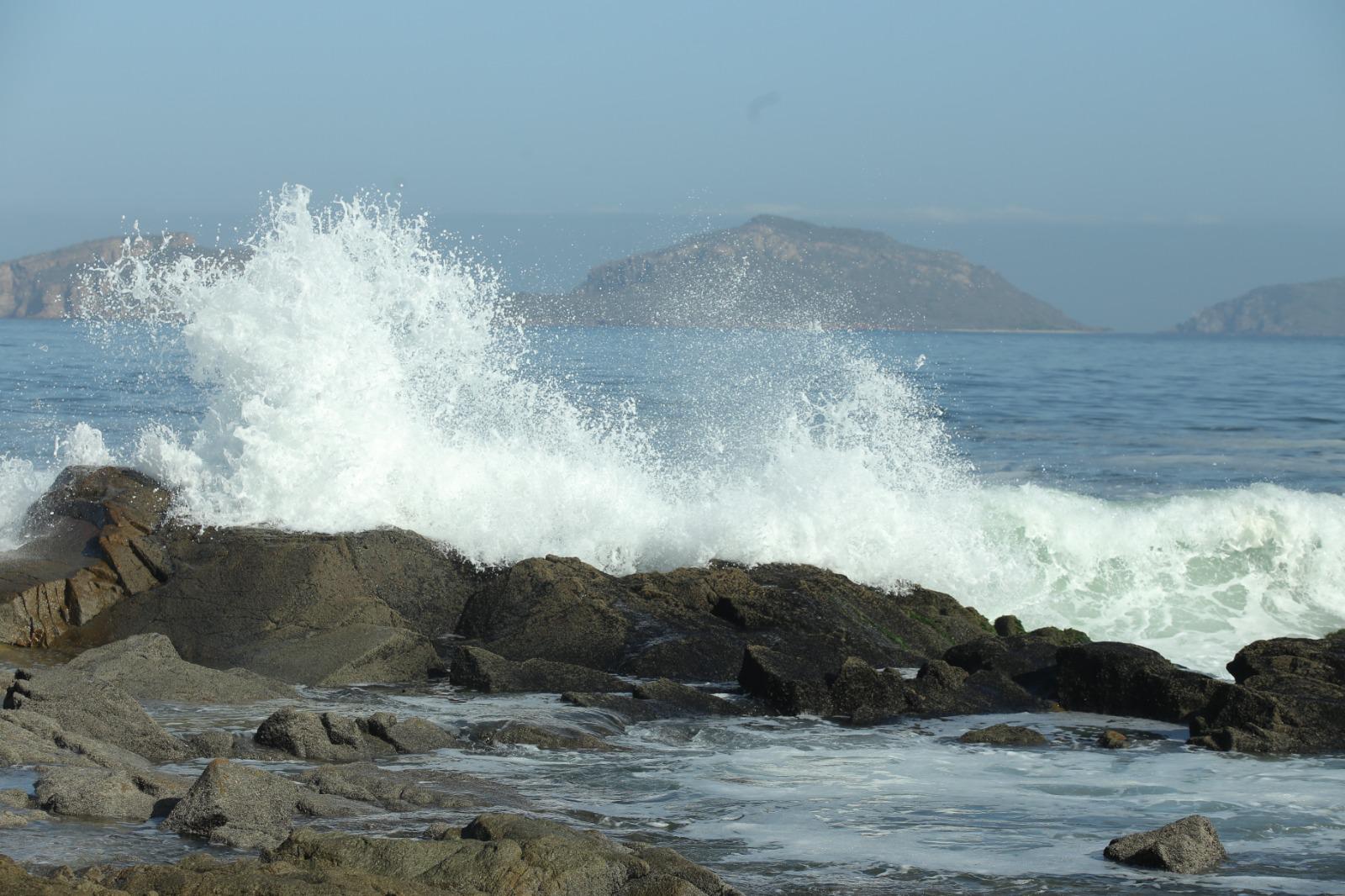 $!Sigue la alerta por mar de fondo y quemadores en las playas de Mazatlán