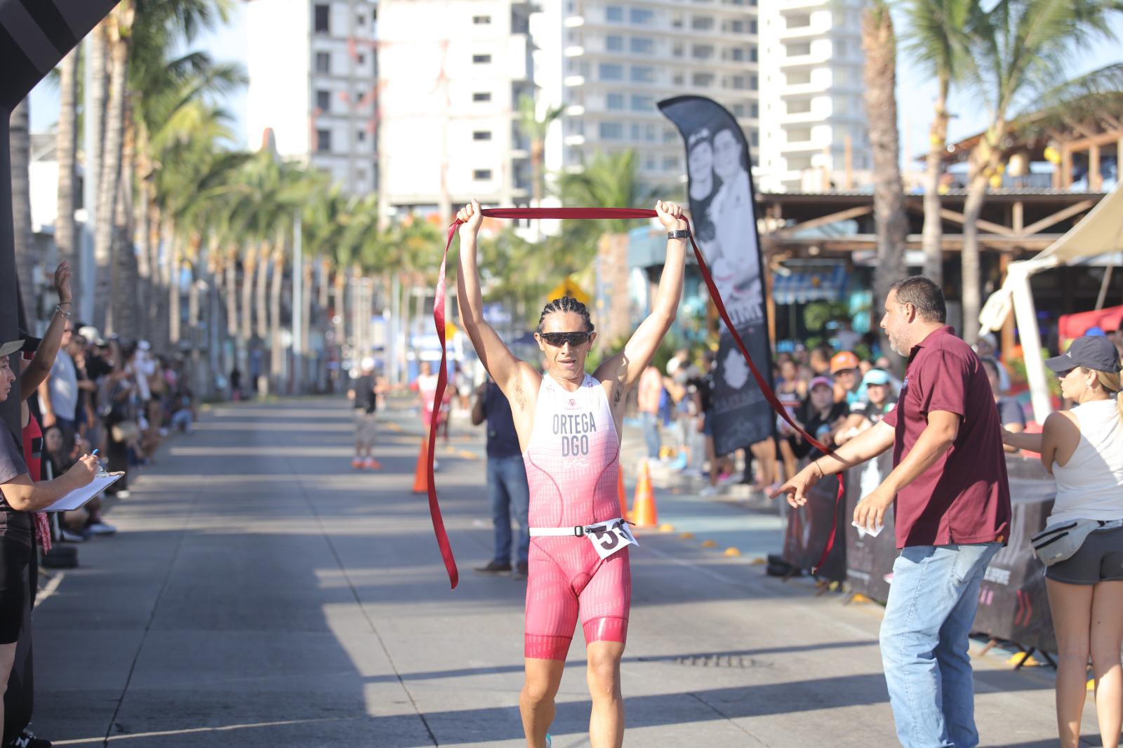 $!César Ortega y Daniela Córdova conquistan el Primer Triatlón Trimaz 2024