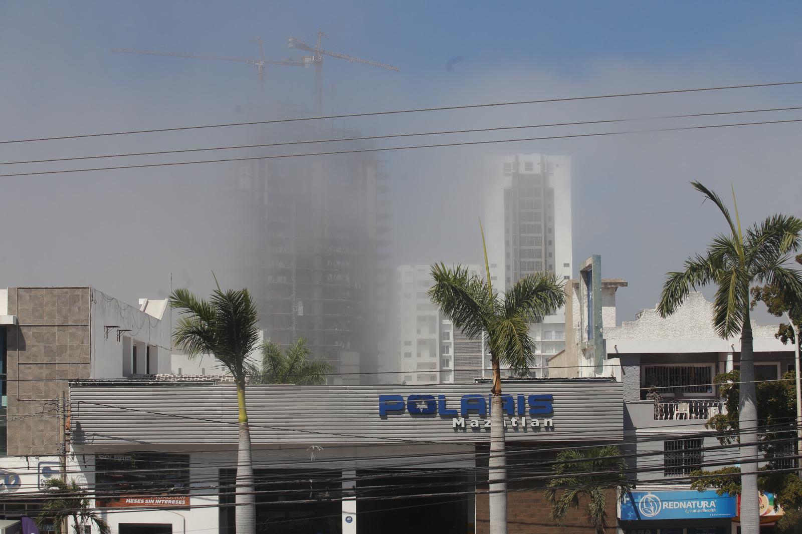 $!‘Desaparecen’ zonas de Mazatlán por la neblina