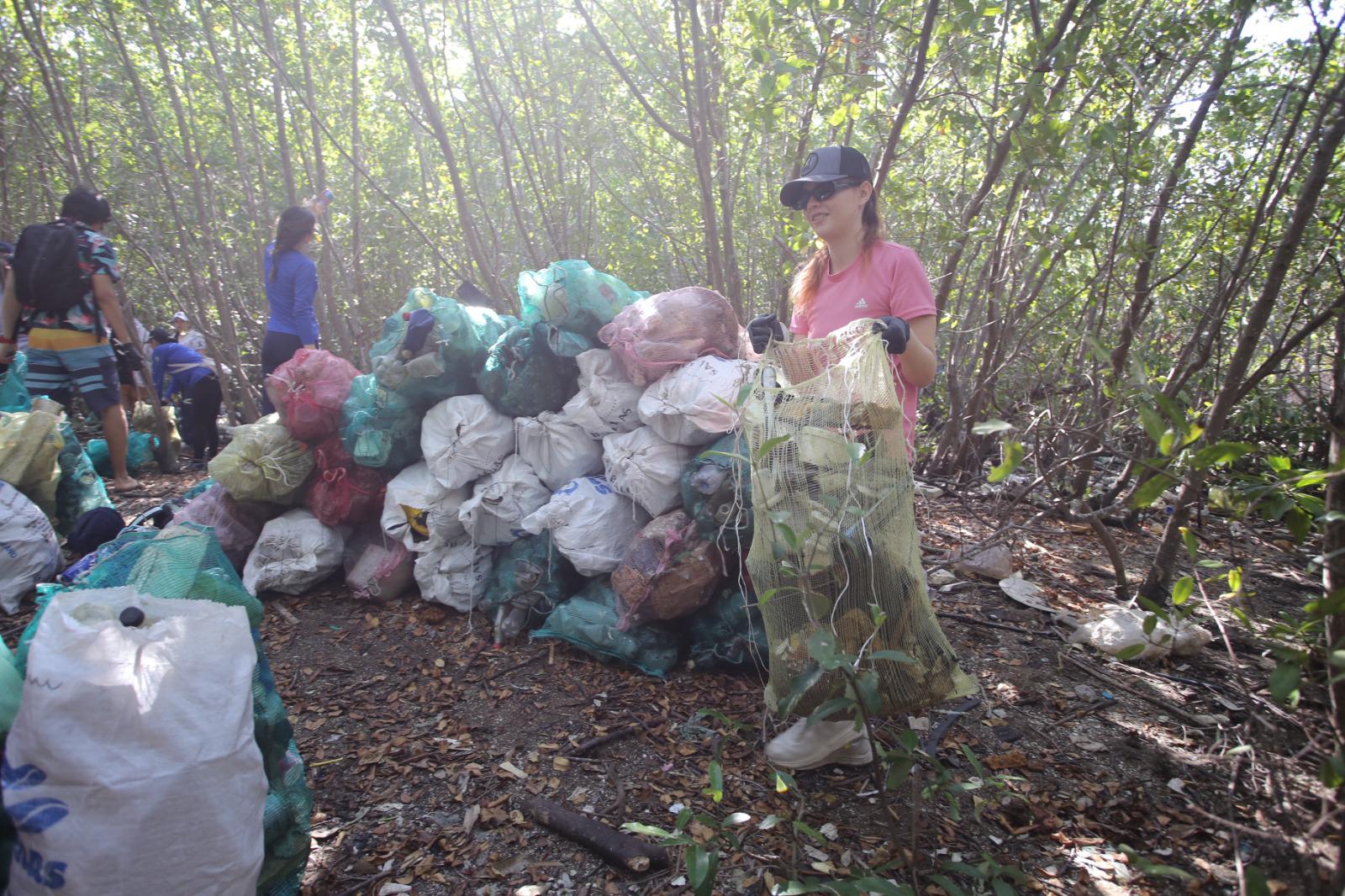 $!Limpian isla cubierta de basura en el canal de navegación, en Mazatlán