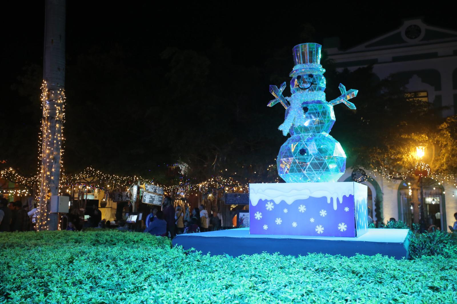 $!Llega la magia de la Navidad a Mazatlán: encienden pino y luces en la Plazuela Machado