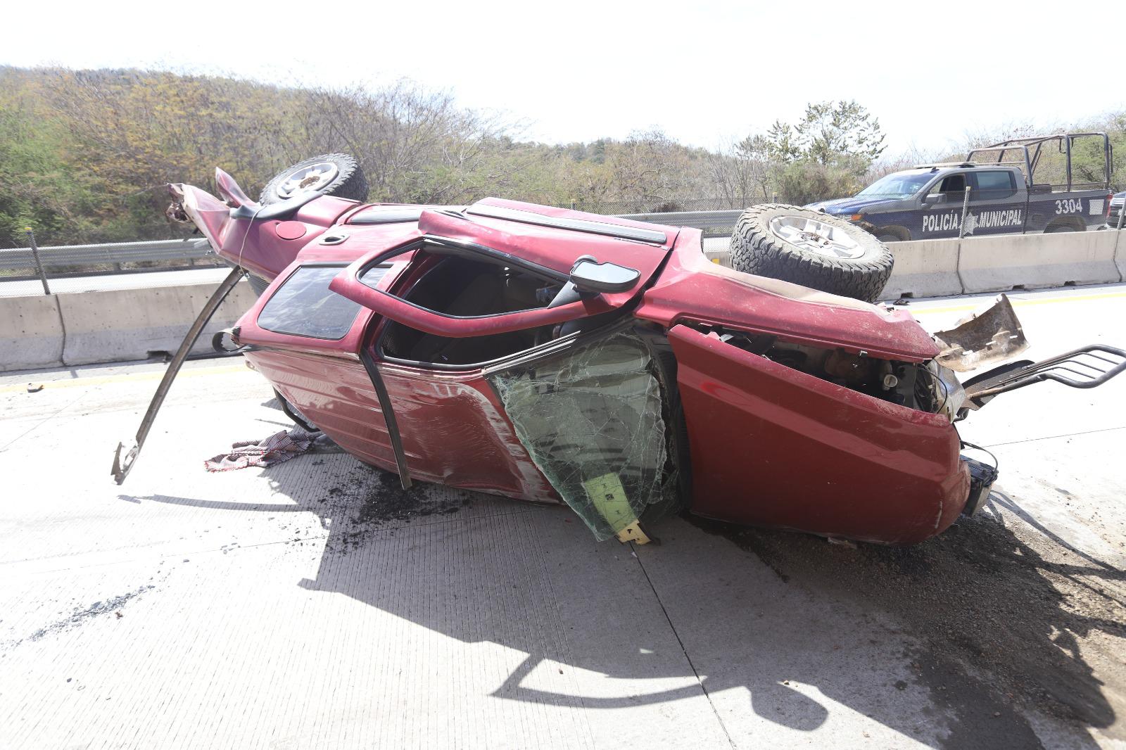 $!Volcadura en Libramiento Mazatlán deja dos muertos; camioneta da volteretas y se impacta contra muro