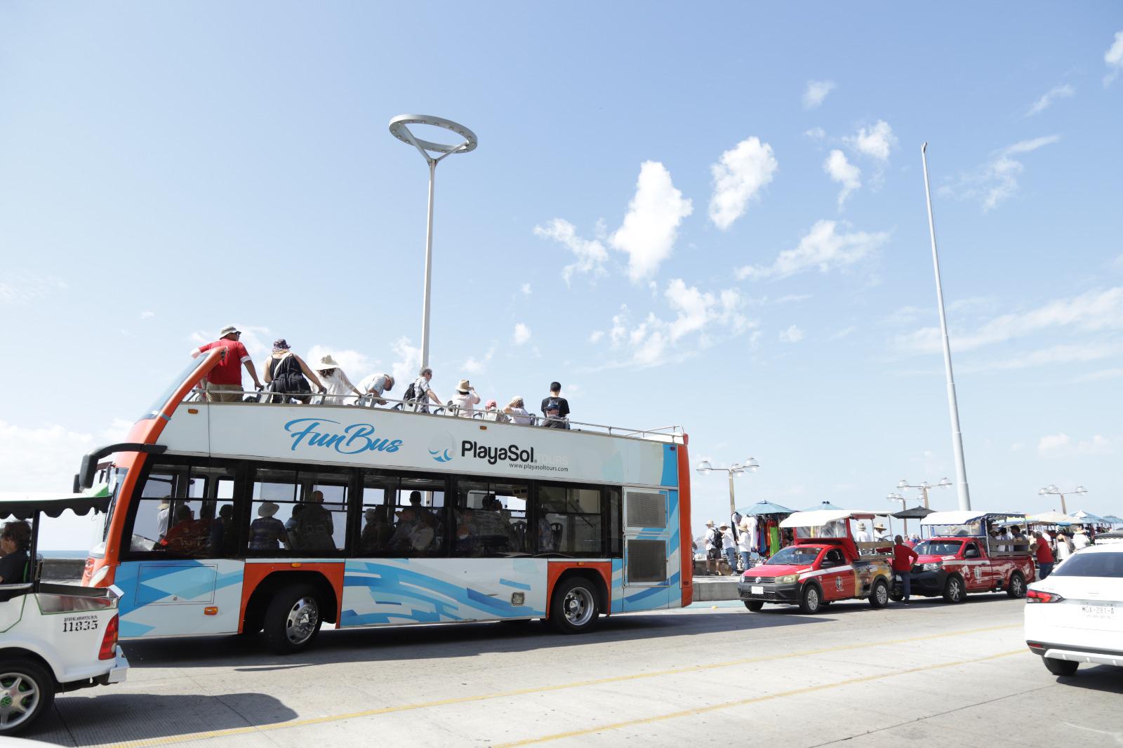 $!Alcaldesa Estrella Palacios da la bienvenida a los cruceristas