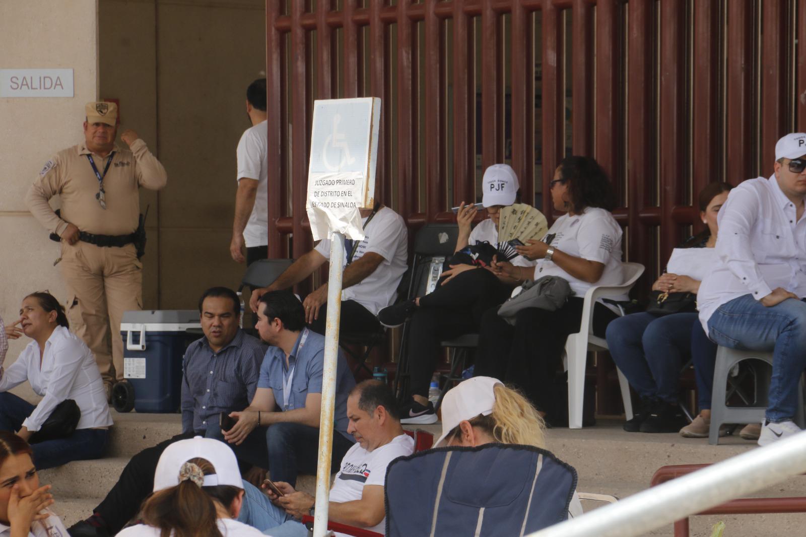 $!Mantienen trabajadores plantón en instalaciones del Poder Judicial de la Federación en Culiacán