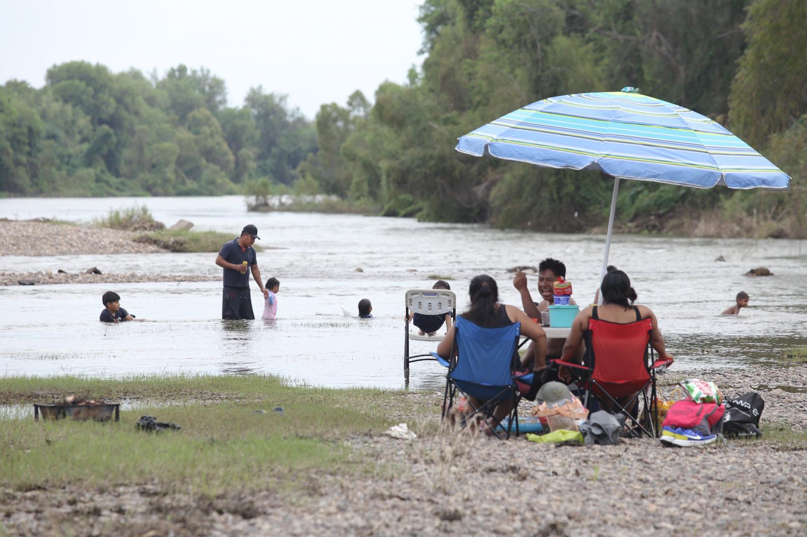 $!Bañistas aprovechan el alto caudal del Río Presidio para refrescarse