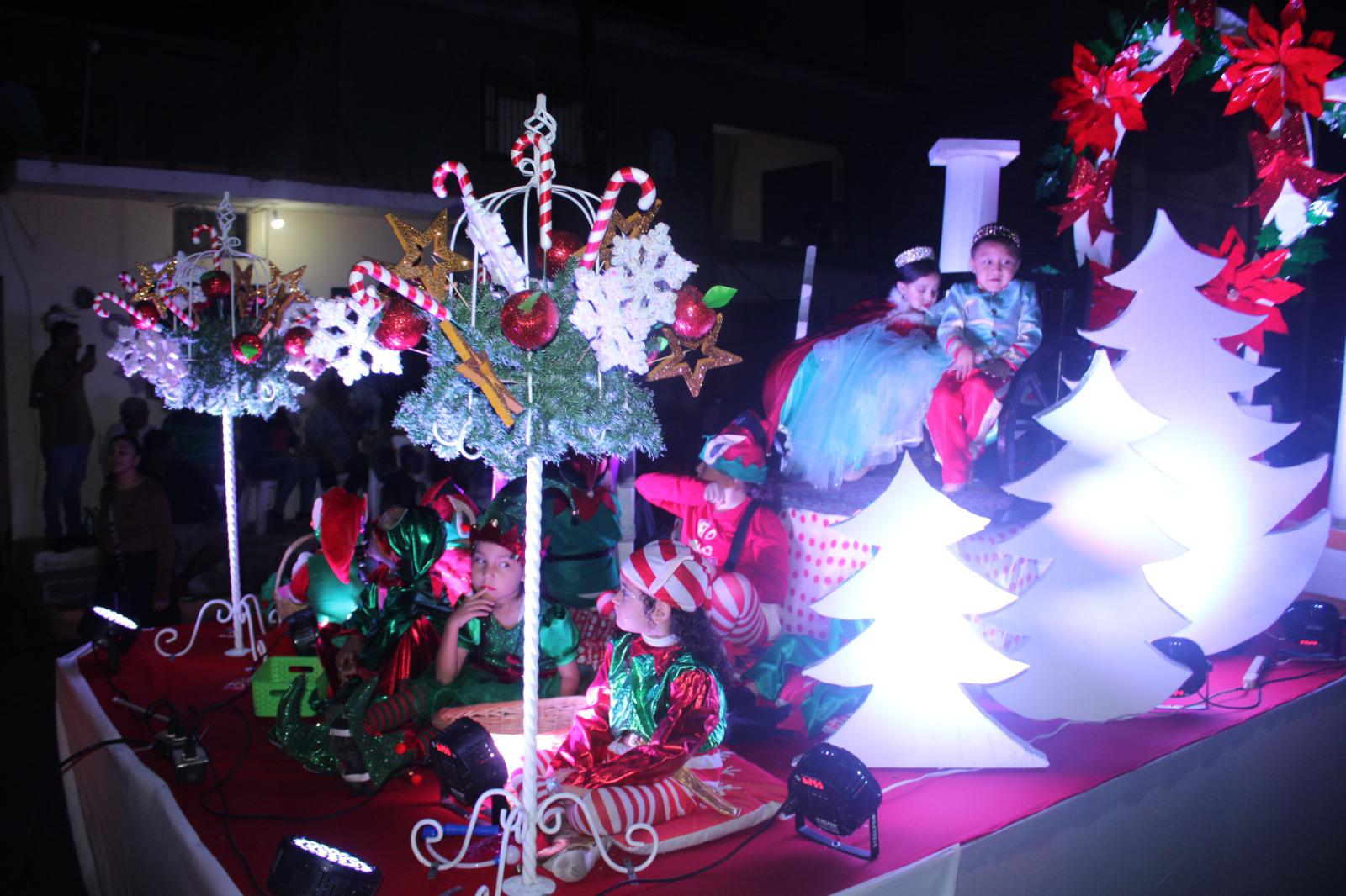 $!Familias rosarenses disfrutan desfile de las luces, gala navideña y encendido del árbol, pese a llovizna