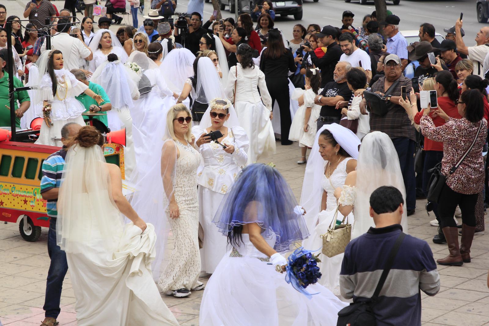 $!Decenas de mujeres recorren las calles de Culiacán vestidas de novia