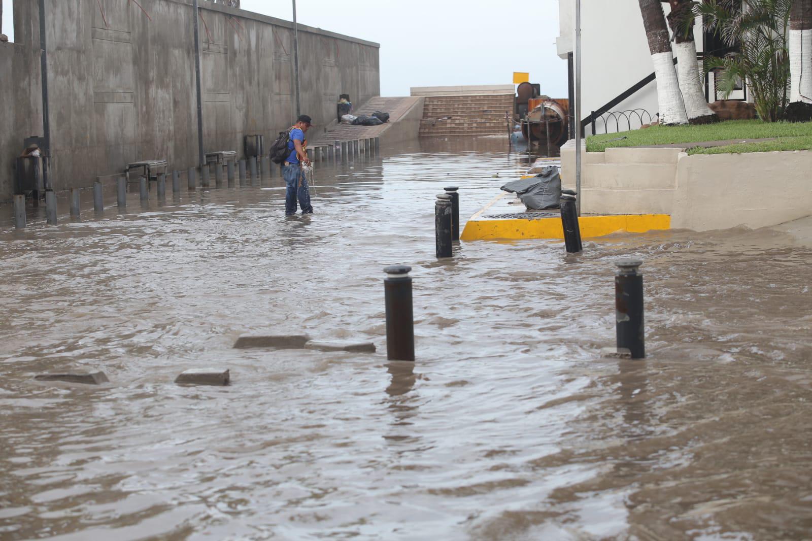 $!Por lluvia de cinco horas, movilizan a 380 personas en Mazatlán; canales y arroyos se desbordaron