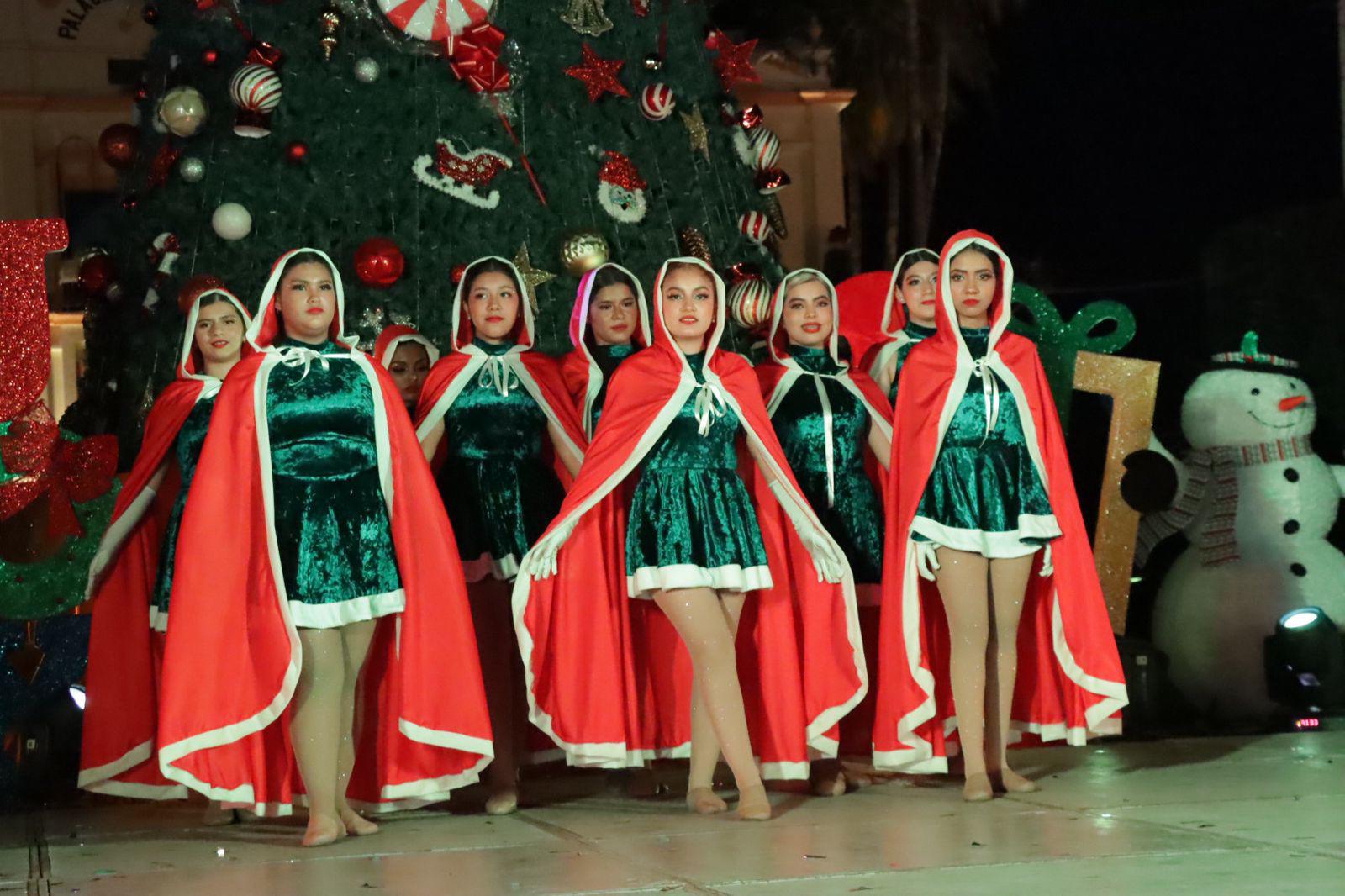 $!Encienden el espíritu navideño en Rosario con desfile de luces, árbol y Nacimiento