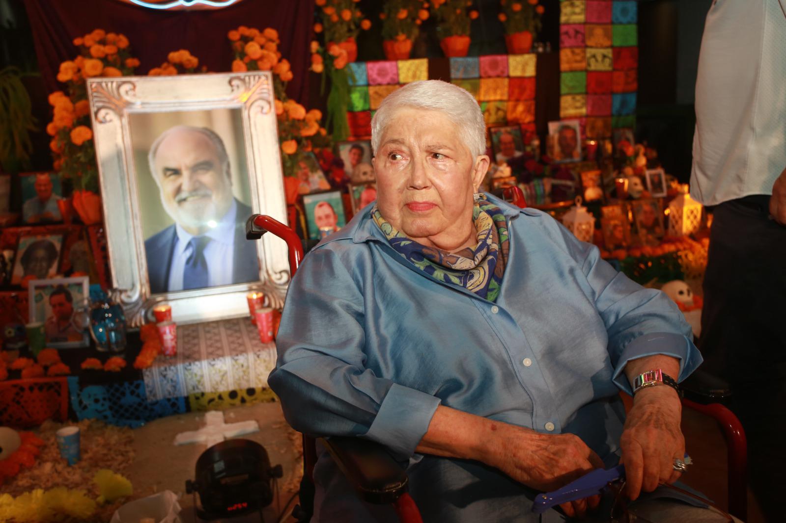 $!Lola Sacristán de Berdegué junto a la foto de su esposo.