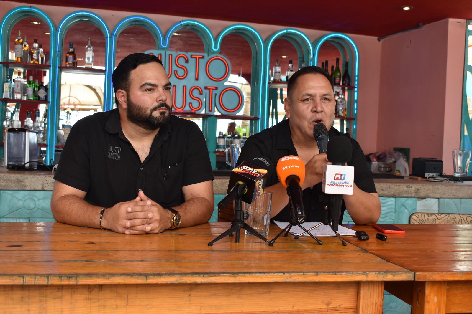 $!Juanelo Contla, líder de Gusto a Gusto, y Ángel “de Arranque”, de Todoshow, anuncian la presentación de Luis R Conríquez.