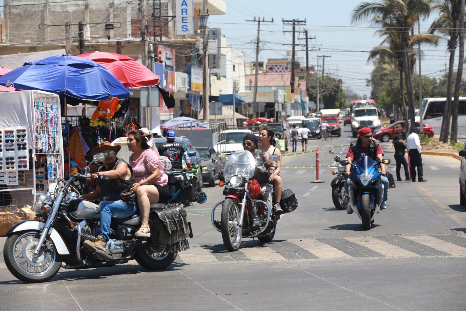 $!Hoy, desfile de motos en Mazatlán; hay caos vial por cierre del malecón