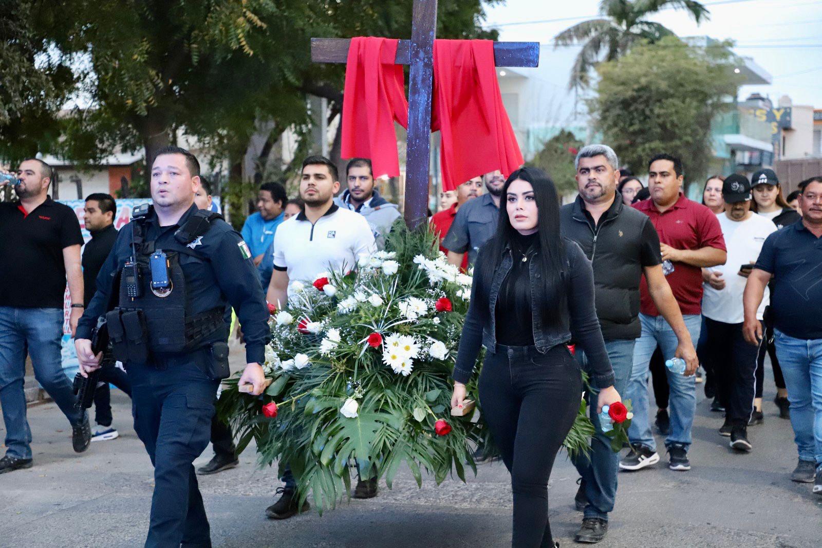 $!Con ‘Las mañanitas’ y procesión, elotenses celebran a la Santa Cruz