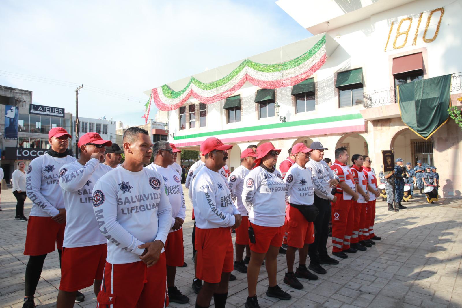 $!Izan la Bandera en Mazatlán para conmemorar el Día Nacional de Protección Civil